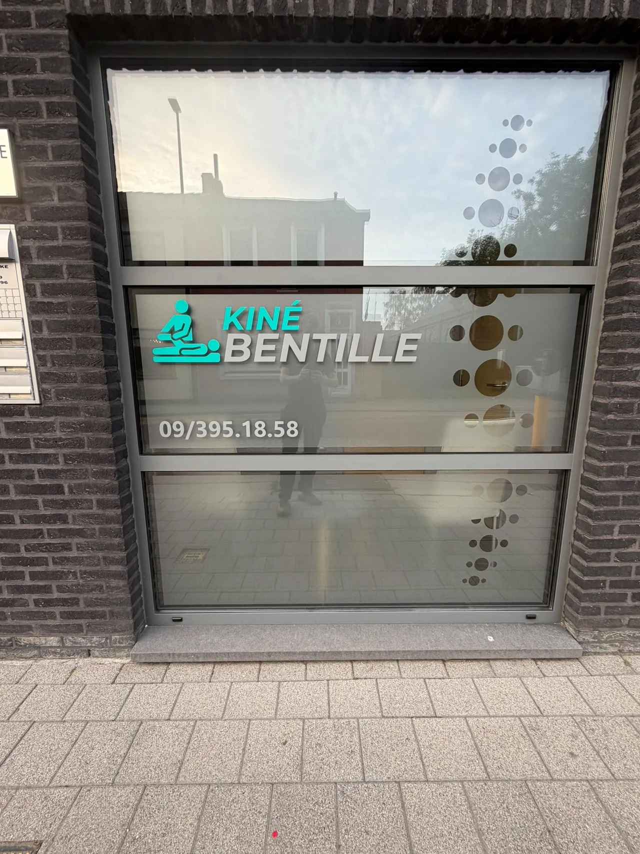 Voorgevel Bentille, logo aangebracht op de voorgevel van de nieuwe praktijk te Bentille.
