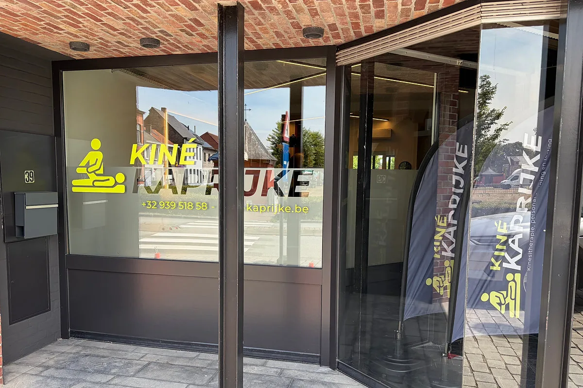 De gevel van Kiné Kaprijke aan Plein 39, met de naam op het raam